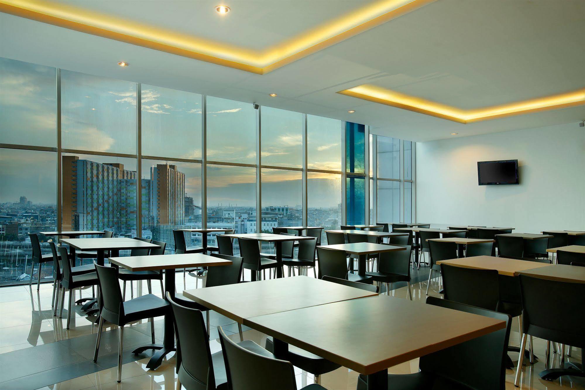 Amaris Hotel Seasons City Jakarta Exterior photo